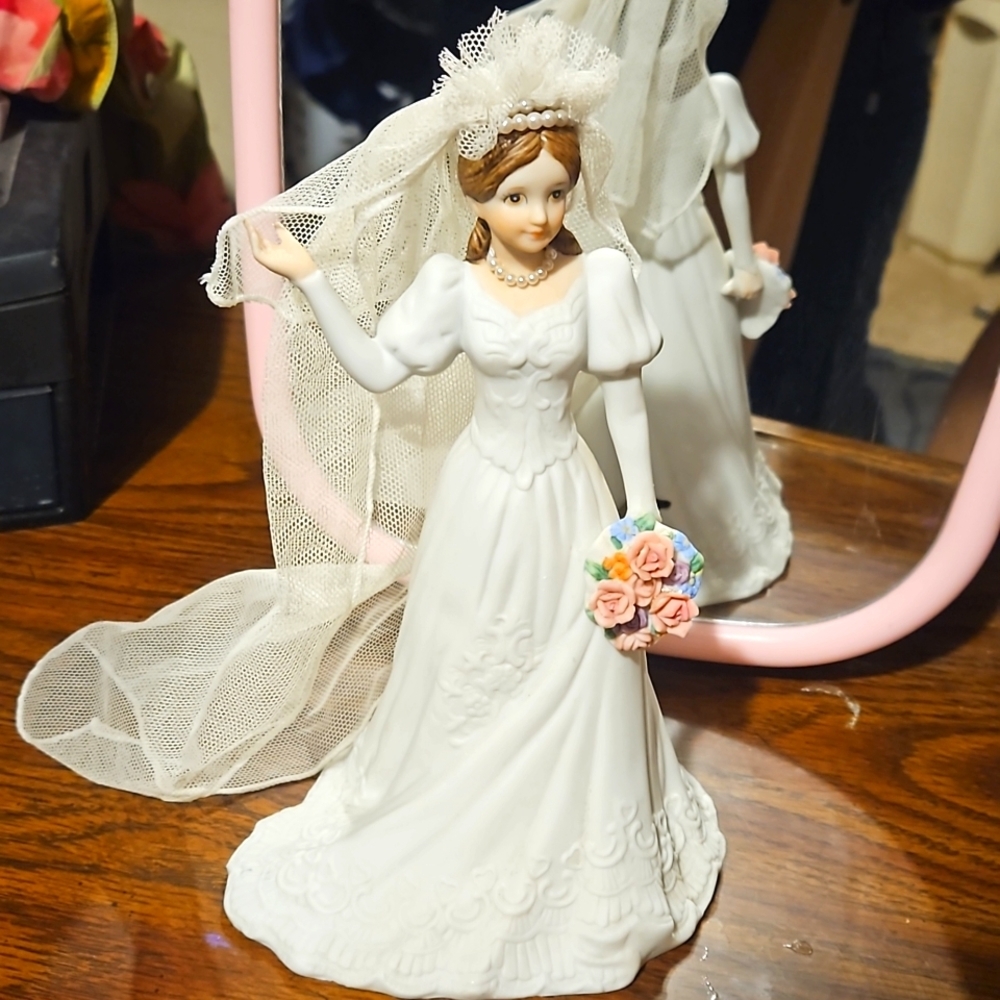 Beautiful Vintage Lefton Brunette Wedding Trinket Music Box